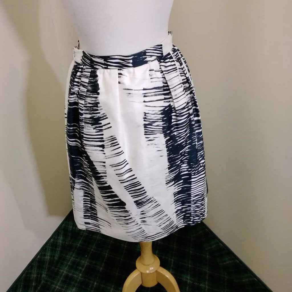 LIDA BADAY BLACK WHITE PATTERN SKIRT SIZE 4 TCC