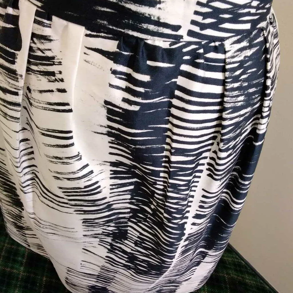 LIDA BADAY BLACK WHITE PATTERN SKIRT SIZE 4 TCC