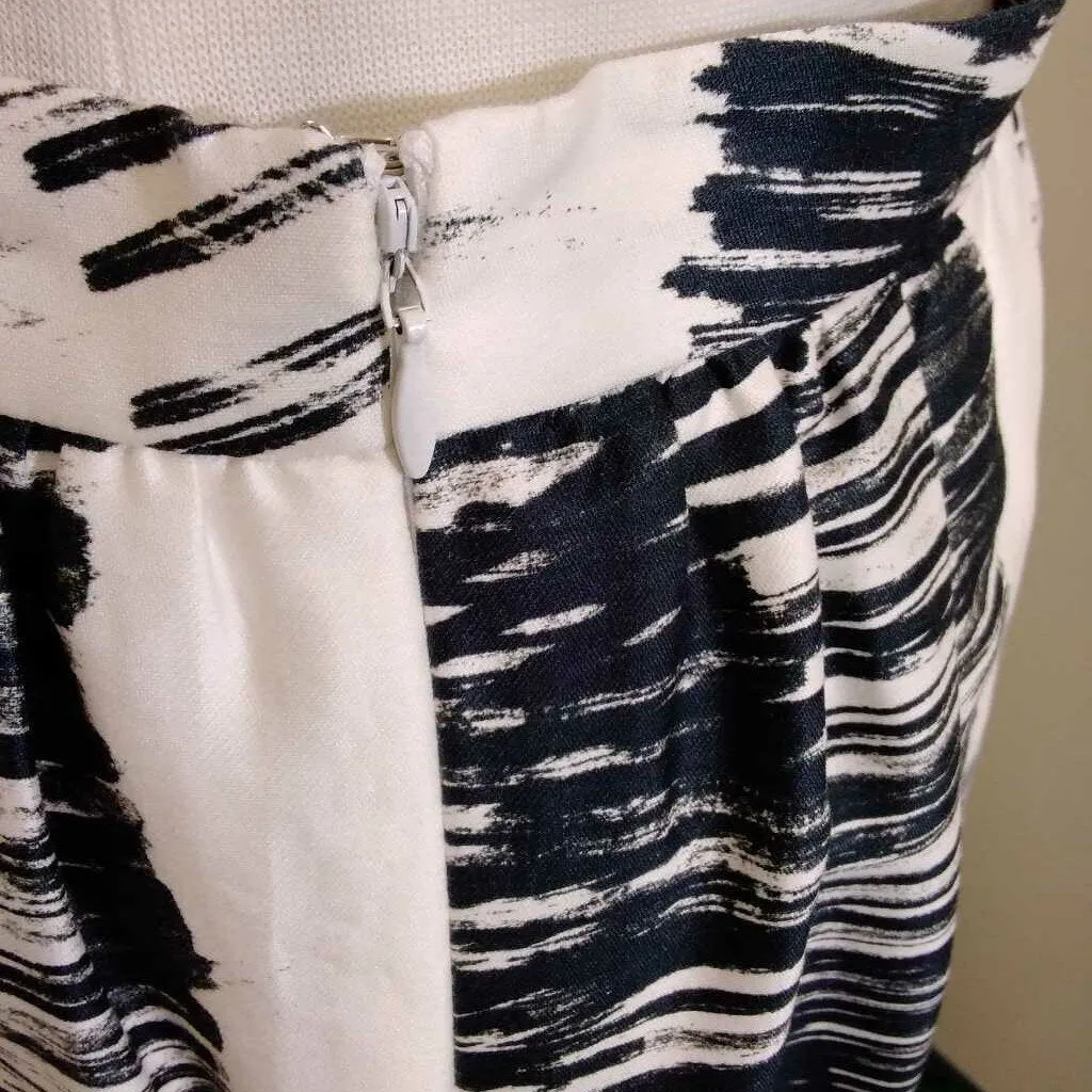 LIDA BADAY BLACK WHITE PATTERN SKIRT SIZE 4 TCC